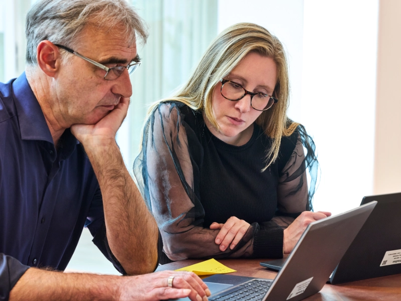 Atradius woman and man coworking