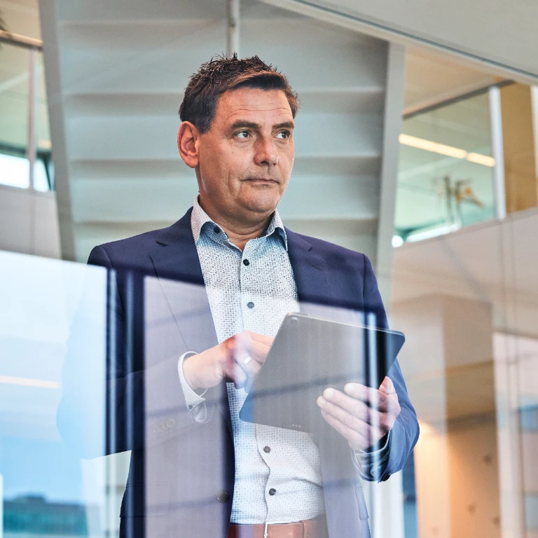 Atradius worker reflects on the news he read on his tablet