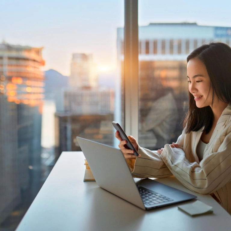 Employee at desk - Atradius Collection - Debt collection
