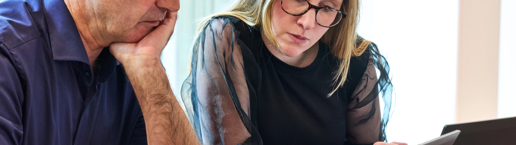 Atradius woman and man coworking