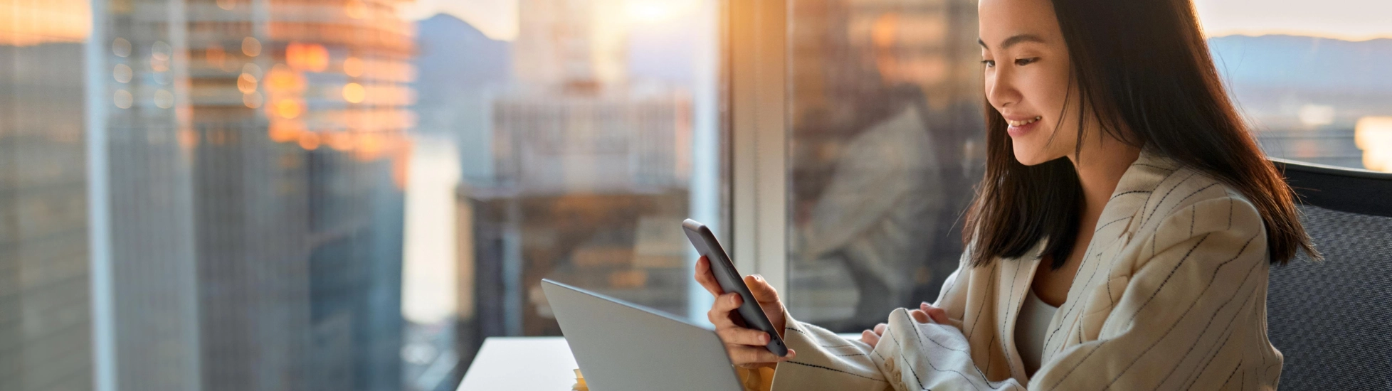 Employee at desk - Atradius Collection - Debt collection